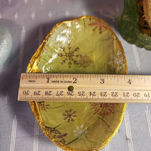 DECOUPAGE CLAM SHELL DECOUPAGE SNOWFLAKES ON A CLAM SHELL TRINKET DISH - Picture 9 of 10